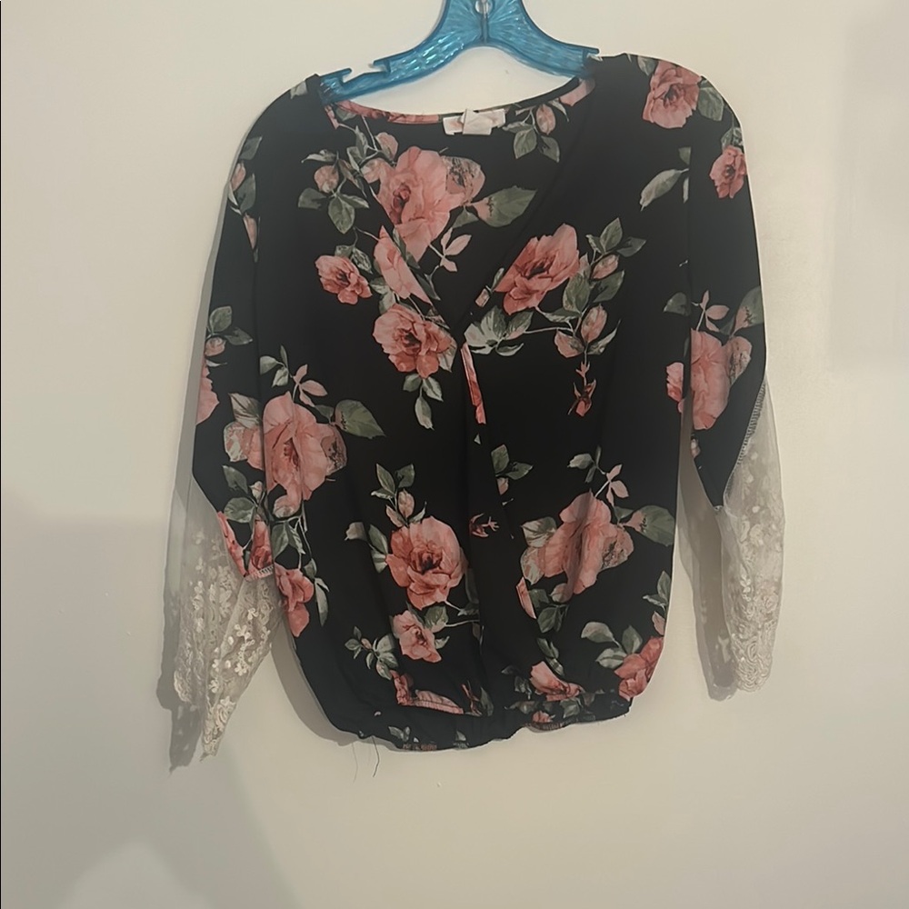 Chic Floral Blouse with Lace Sleeves